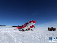 中国极地固定翼飞机降落南极冰盖之巅