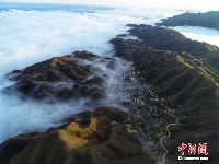 广西摩天岭现云海景观 道路似“天路”