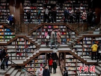 重庆一商场现巨型书架 吸引民众一探究竟