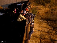 中美移民趁夜色翻越美墨边境墙 遭持枪警告