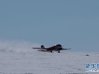 中国极地固定翼飞机降落南极冰盖之巅
