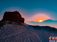 夕阳明月映照“雪色”敦煌古阳关