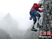 七旬“无腿老人”浙江神仙居挑战攀岩