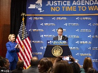 希拉里在纽约发表演说 呼吁保护妇女堕胎权