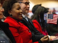 633名移民参加入籍仪式成为美国公民