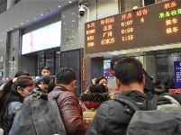 武汉春运首趟列车载客900人赴京