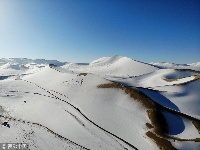 航拍雪后月牙泉景区美景如画