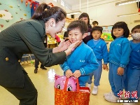 驻港部队官兵与香港小朋友共迎新春