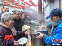 浙江杭州胡庆余堂向市民派发药膳腊八粥