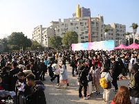 浙江传媒学院艺考初试 帅哥美女“扎堆”