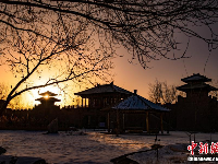 夕阳明月映照“雪色”敦煌古阳关