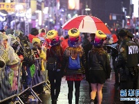 紐約時報廣場雨中迎新年