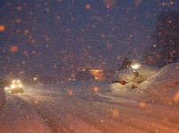 奥地利暴风雪持续 公交车站被积雪掩埋
