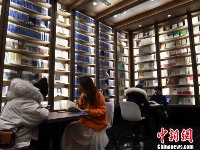 重庆一商场现巨型书架 吸引民众一探究竟