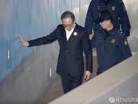 78岁韩前总统李明博扶墙进法院 面色憔悴