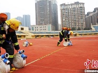 湖北咸宁消防队员数九寒天开展冬训体能对抗