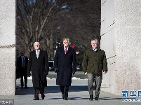 美国总统特朗普造访马丁·路德·金纪念碑并敬献花圈 