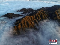 广西摩天岭现云海景观 道路似“天路”