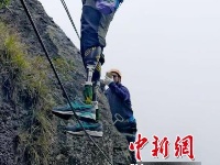 七旬“无腿老人”浙江神仙居挑战攀岩