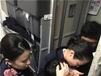 万米高空,武汉空姐成功急救晕倒乘客