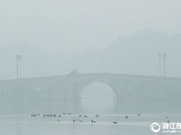杭州：雾锁西湖