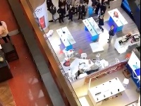 男子经济压力大轻生 跳楼前将女孩扔下楼