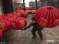 “宫灯第一村”赶制灯笼迎新春 红红火火喜气洋洋