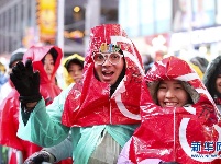 纽约时报广场雨中迎新年