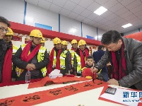 武汉：春联送祝福