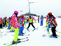 全国体育冬令营宜昌开营，1000多名青少年享受冰雪运动乐趣