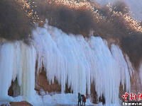 黄河岸边15米冰瀑悬挂山崖
