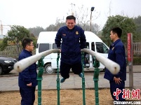湖北咸宁消防队员数九寒天开展冬训体能对抗