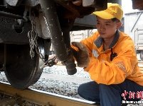 探访广西春运背后的隐形人 “铁路医生”问诊忙