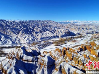 张掖肃南雪后丹霞冬日蓝天暖阳下五彩斑斓