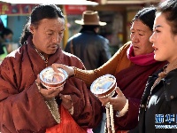 拉萨：五彩年货