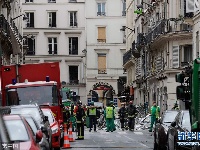 法国巴黎民众为燃气爆炸遇难者献花哀悼
