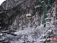 千余游客四川海螺溝賞冰雪美景