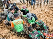 印尼西爪哇省发生山体滑坡致15人死25人失踪