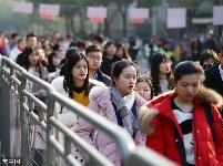 浙江传媒学院艺考初试 帅哥美女“扎堆”