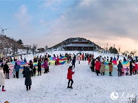 一万五千余名中外旅客登上湖北百里荒赏雪、滑雪