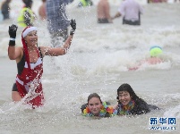 比利时奥斯坦德：跳进北海庆新年