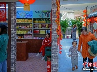 天津一商场还原80、90年代家庭过年场景