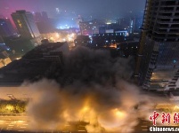 长沙62.3米高楼被爆破拆除 用时仅2.81秒