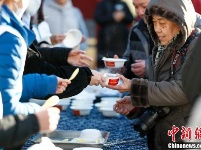 浙江杭州胡庆余堂向市民派发药膳腊八粥