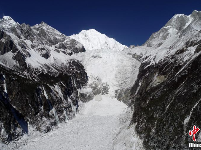 千余游客四川海螺沟赏冰雪美景