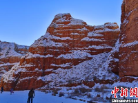 张掖肃南雪后丹霞冬日蓝天暖阳下五彩斑斓