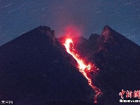 印尼默拉皮火山再度喷发 炙热熔岩喷涌而出