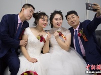 建筑工地里的集体婚礼