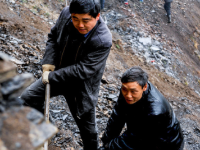 图片故事：湖北“绝壁村” 村民6年凿出山路