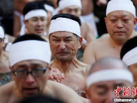 日本民众泡冰水浴抱冰块 净化灵魂祈求健康